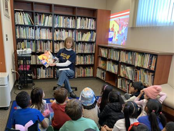 Rotary Club member read a book to 1st graders 